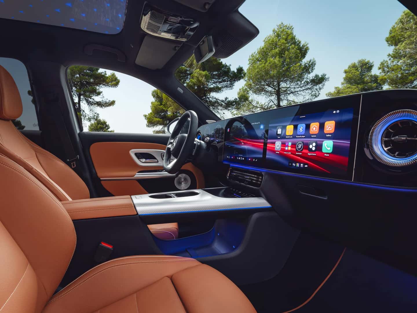 2026 GLB SUV MBUX dual displays with wireless Apple CarPlay and Android Auto