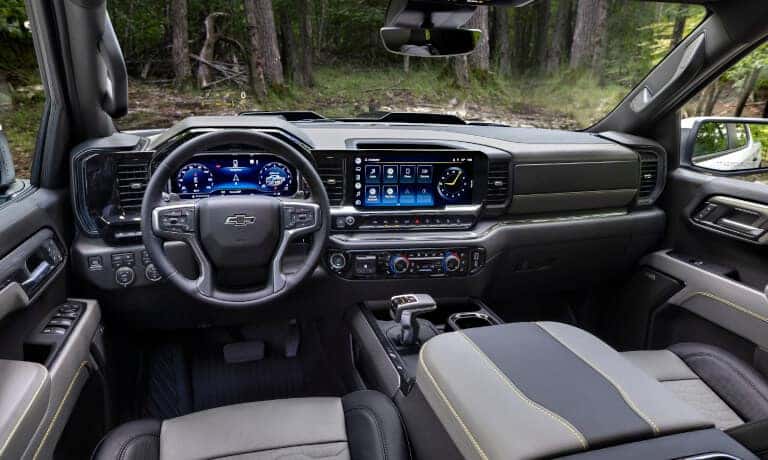 26Chevy-Silverado1500-InteriorFrontDashboardAndInfotainmentSystem