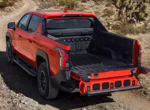 Chevrolet Silverado EV Multi-Flex Midgate cargo opening