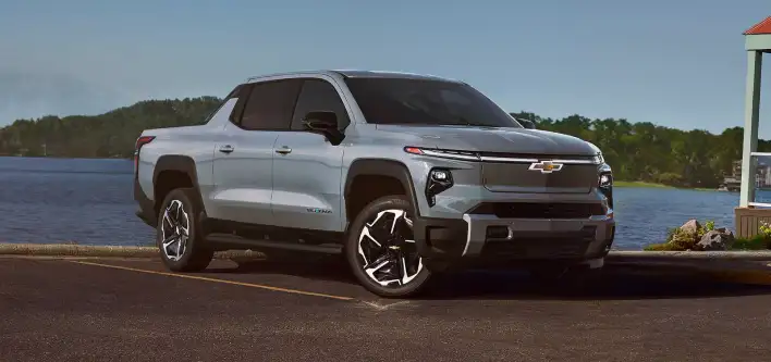 Chevrolet Silverado EV LT with Multi-Flex Midgate cargo capability