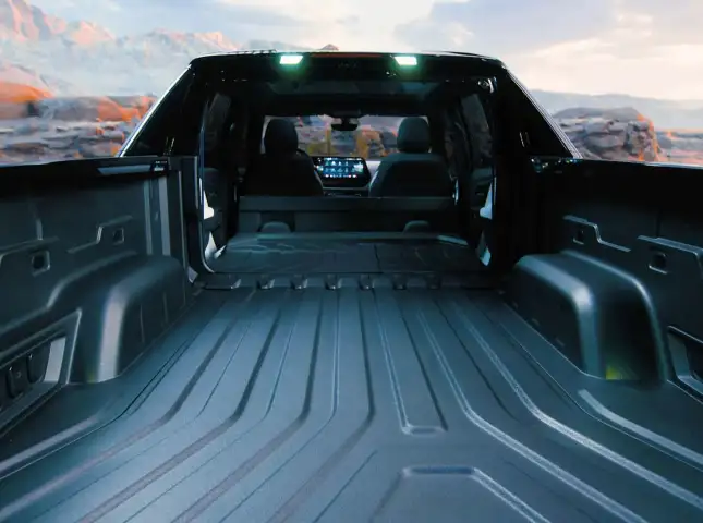 Chevrolet Silverado EV bed with 60/40 split Midgate configuration