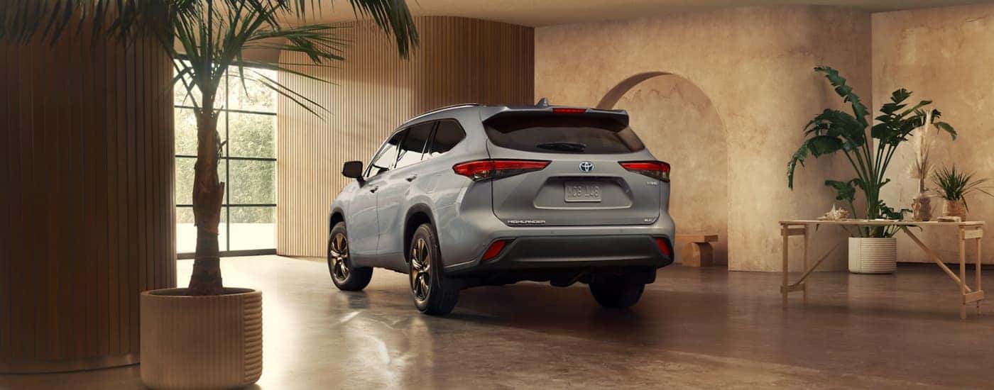 A silver 2023 Toyota Highlander Hybrid Bronze is shown parked in a gallery.
