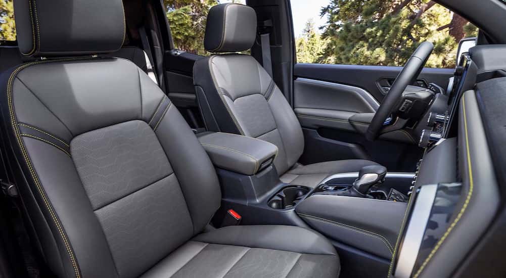 The gray interior in a 2025 Chevy Colorado.