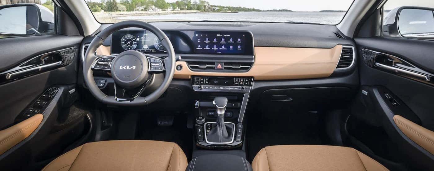 The black and brown interior and dash are shown in a 2025 Kia Seltos.