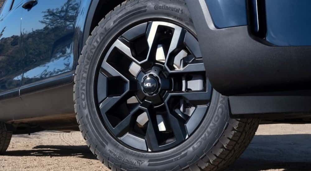 Close-up of the wheel on a blue 2025 Kia Telluride EX X-Pro.