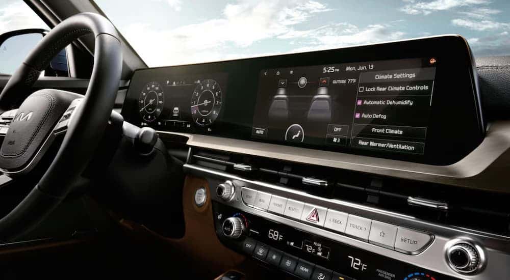 Infotainment and digital gauge cluster on a 2025 Kia Telluride for sale near Oak Ridge
