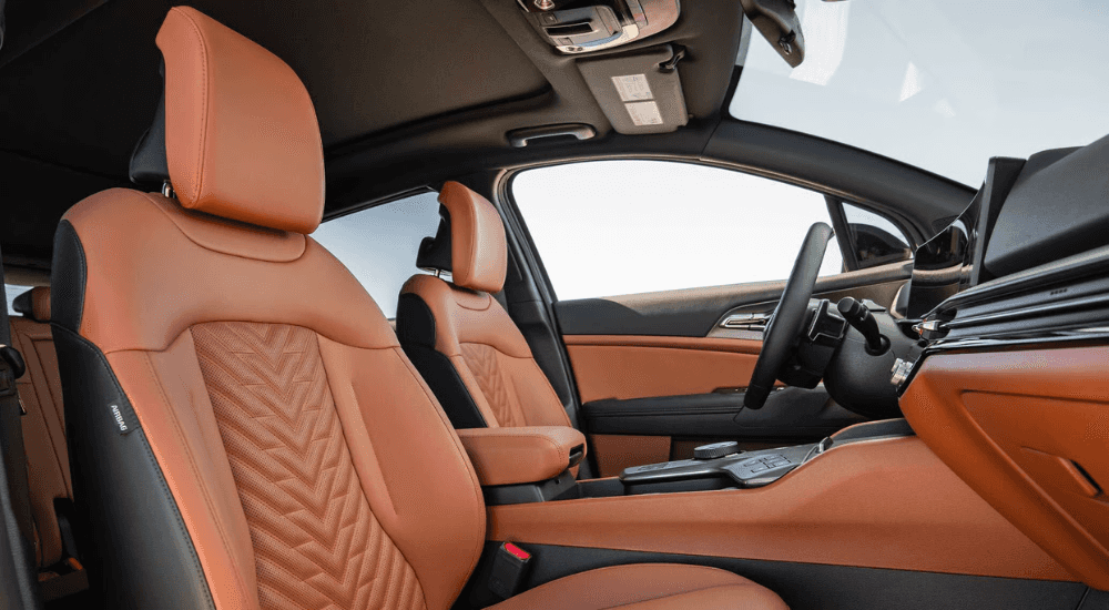 Bown leather front seats of a 2026 Kia Sportage Hybrid