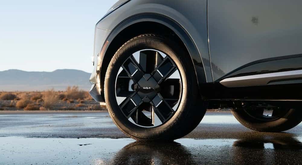 Close-up of the wheel on a gray 2026 Kia Sportage Hybrid.