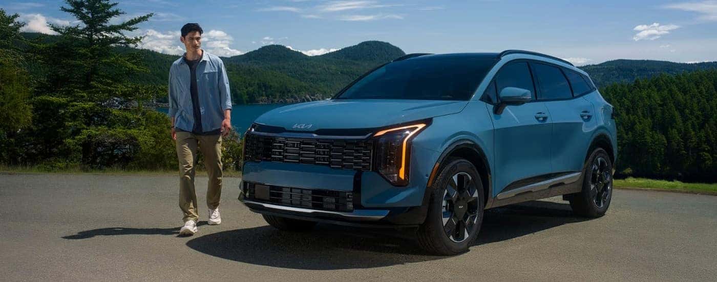Blue 2026 Kia Sportage HEV parked at an overlook
