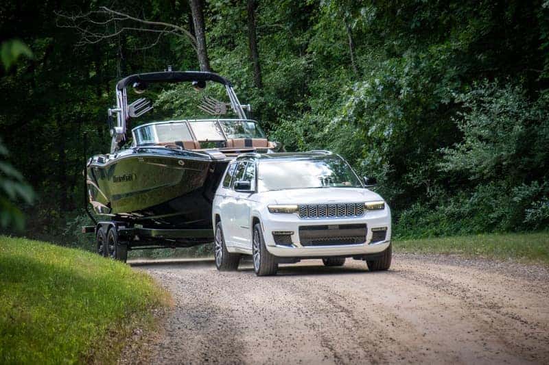 The Jeep Grand Cherokee L towing a big boat